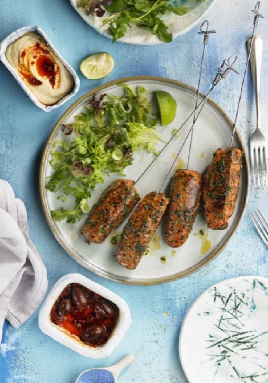 Brochettes de keftas et salade