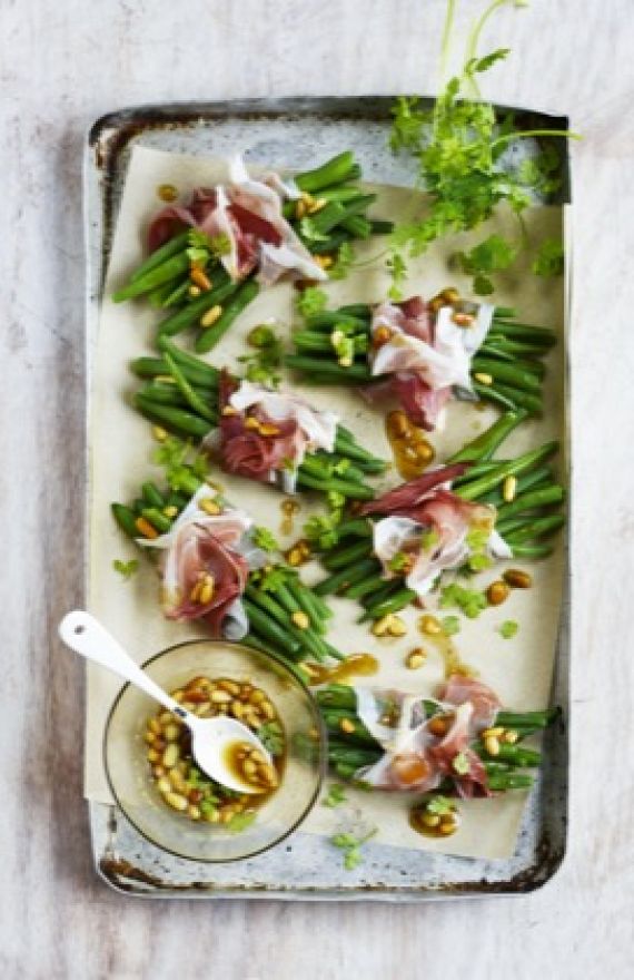 Fagots de haricots verts au prosciutto et pignons