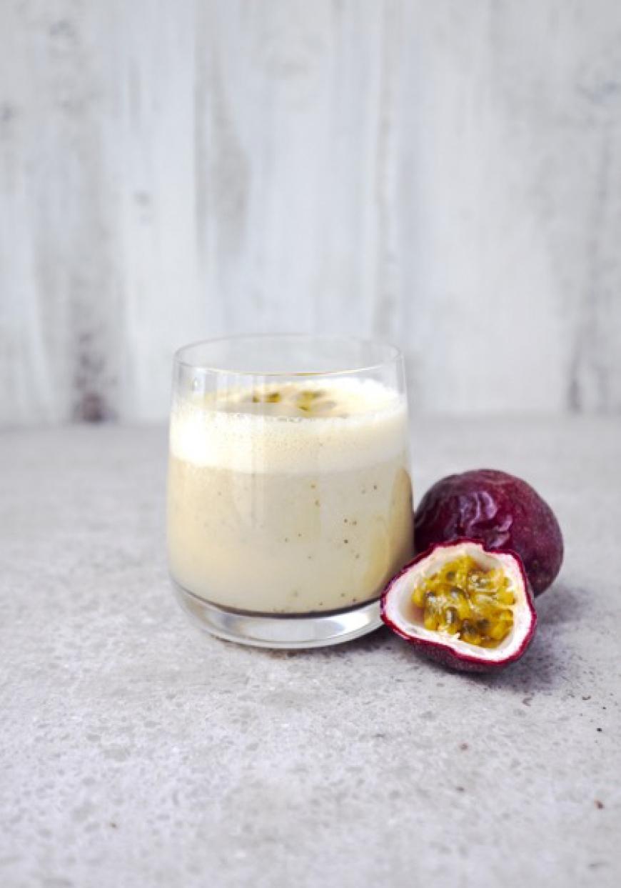 Smoothie au lait d&#039;amande, banane et fruits de la passion