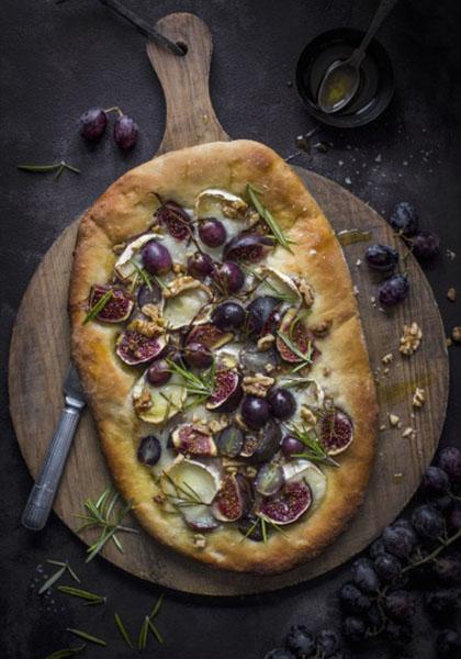 Pizza aux raisins, figues et fromage de chèvre