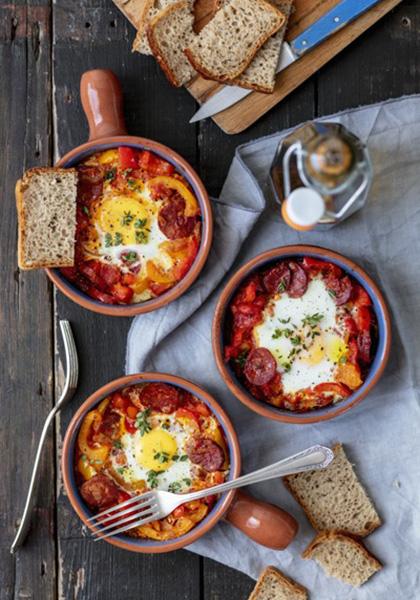 Oeufs cocotte aux poivrons et chorizo