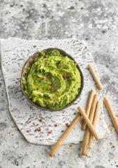 Houmous vert, petits pois et pois chiches