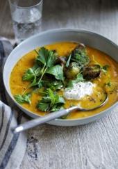 Velouté de patate douce, pain à l&#039;ail et aux herbes