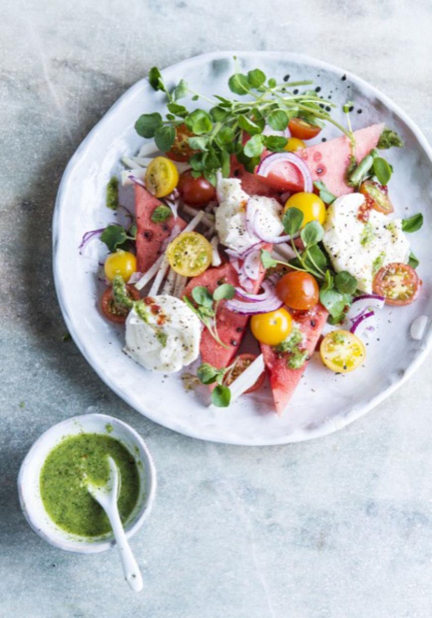 Salade de pastèque et mozzarella aux tomates cerise, sauce aux herbes