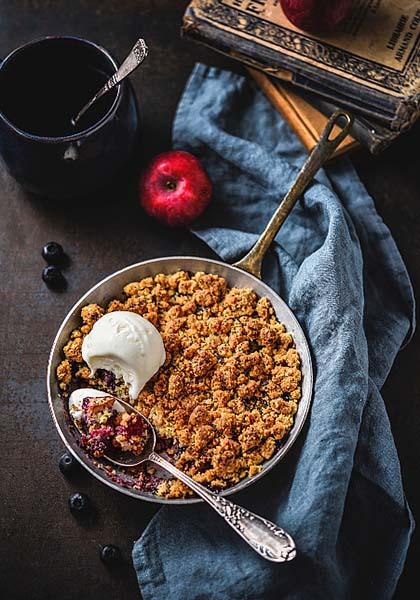 Crumble pommes myrtilles, glace au yaourt