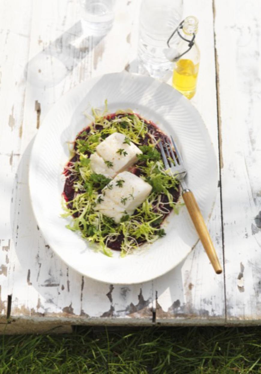 Pavé de cabillaud vapeur au thym, carpaccio de betterave et salade