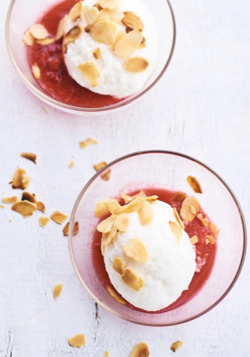 Oeufs à la neige revisités au coulis de framboises