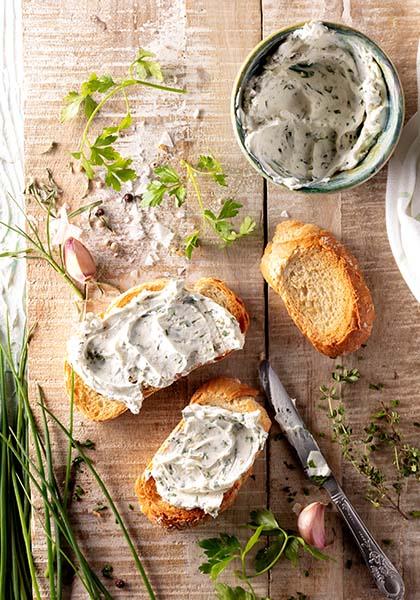 Tartines de fromage à l&#039;ail et aux fines herbes