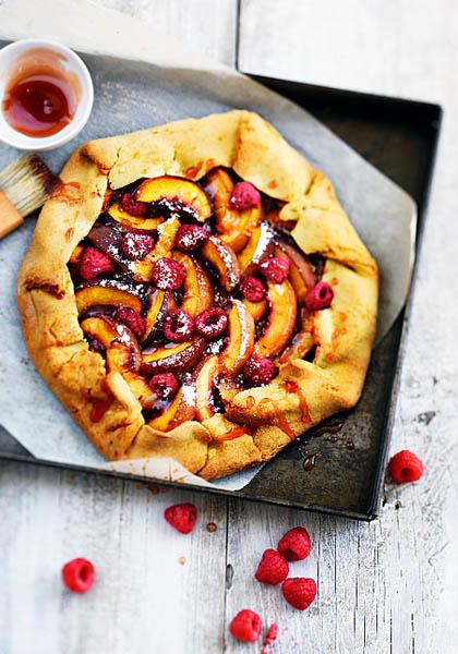 Tarte rustique aux pêches et aux framboises