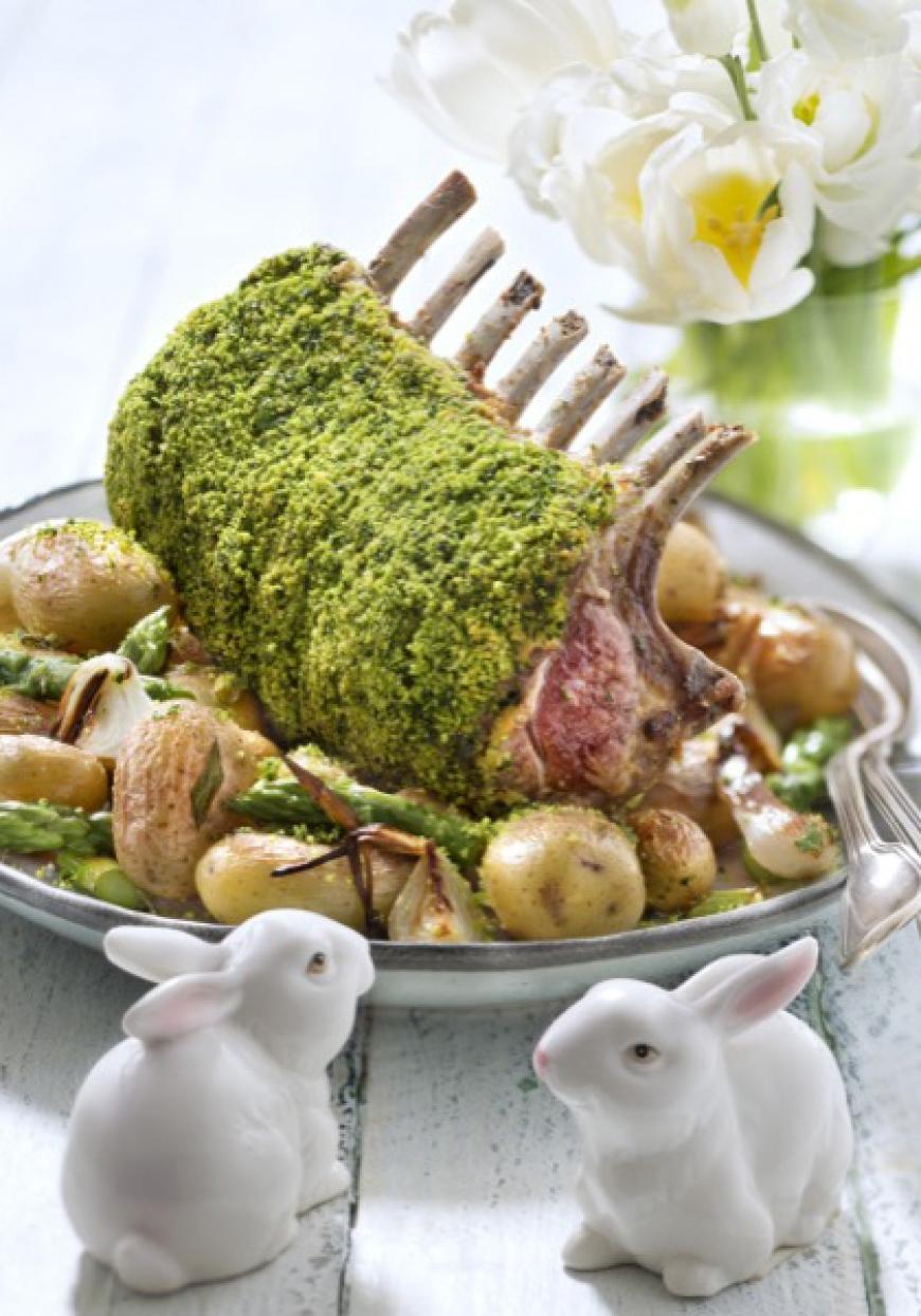 Carré d’agneau en croûte d’herbes, asperges et pommes de terre grenaille