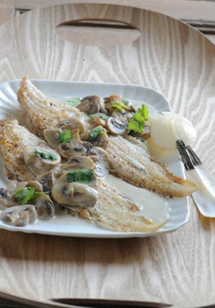 Soles grillées, sauce à la crème d&#039;Isigny et aux champignons