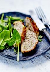 Pain de veau aux herbes, jambon fumé et quinoa