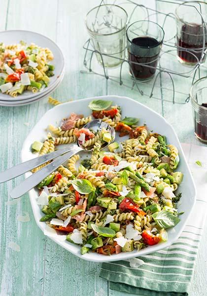 Fusilli au pesto, tomates séchées, asperges et avocat