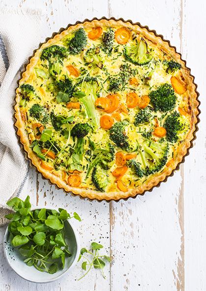 Tarte aux carottes nouvelles, brocolis et cresson