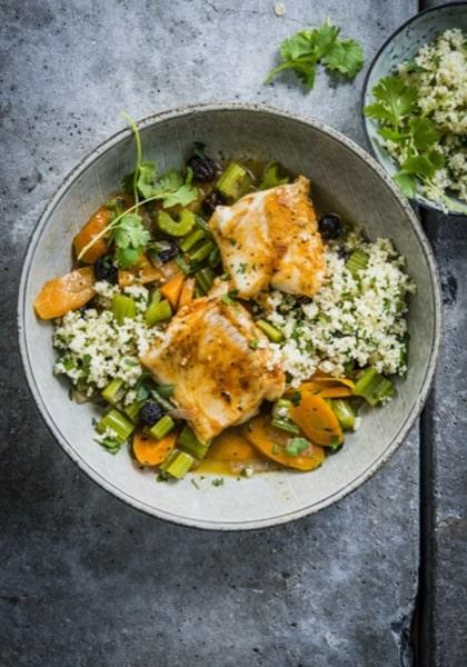 Tajine de poisson aux carottes, céleri et semoule