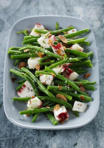 Salade de haricots verts aux pêches et aux amandes