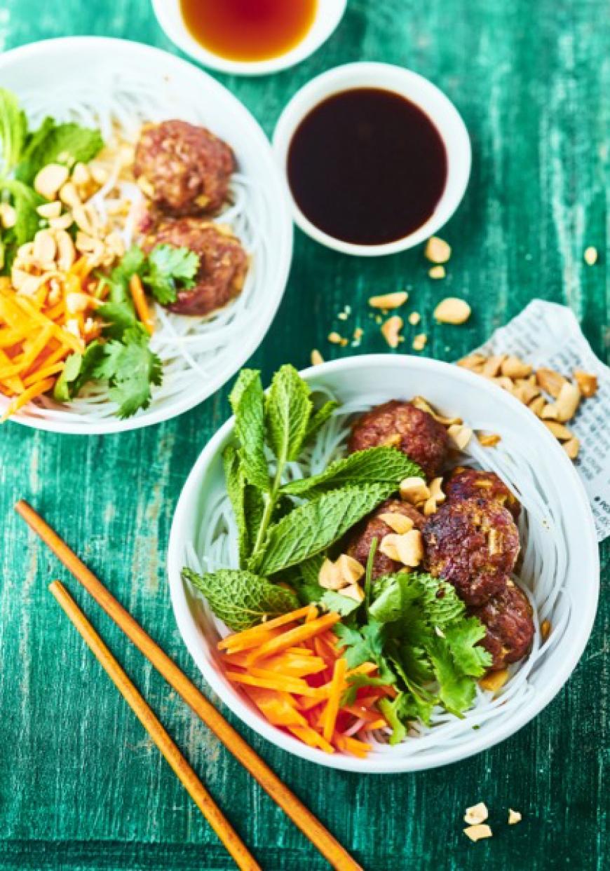 Salade de vermicelles de riz et boulettes de porc haché vietnamiennes