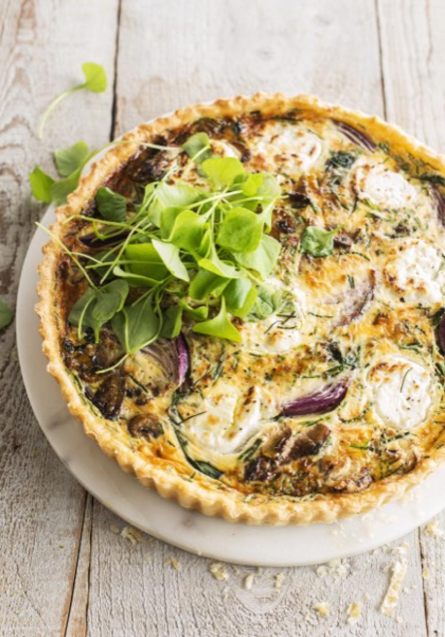 Quiche au fromage de chèvre, champignons et oignons rouges