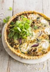 Quiche au fromage de chèvre, champignons et oignons rouges