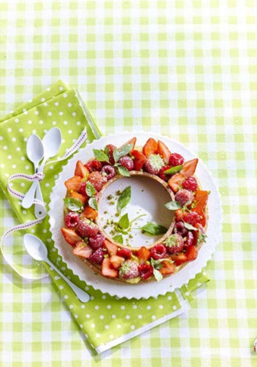 Couronne aux fraises, crème de basilic et pistaches