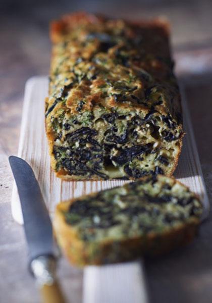 Cake aux trompettes de la mort, à la tomme et aux herbes