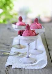 Crème glacée aux framboises et à la rose