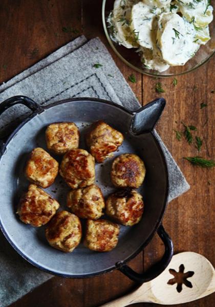 Fricadelles de poulet, salade de pomme de terre à l&#039;aneth