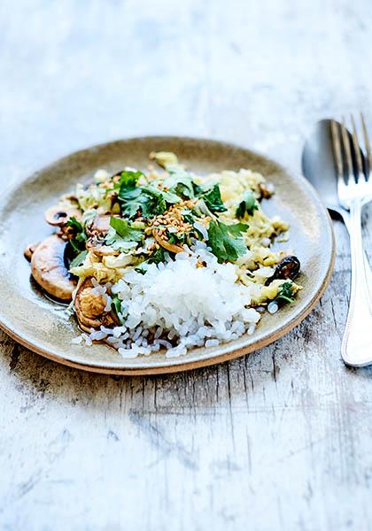 Wok de chou chinois, champignons de Paris à la sauce soja, coriandre, sésame et riz de konjac