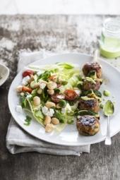 Boulettes de porc, salade de haricots blancs