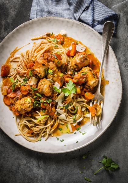 Spaghettis aux saucisses et sauce tomate