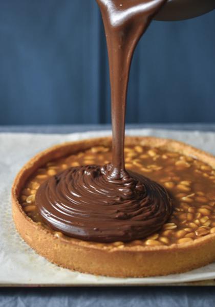 Tarte au chocolat, cacahuètes et caramel