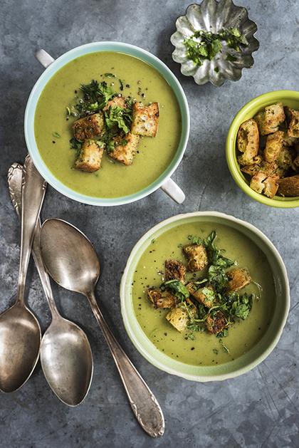 Soupe aux poireaux, épinards et lait de coco au curcuma