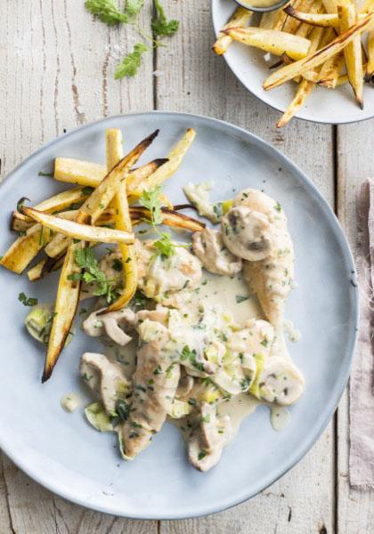 Poulet à la crème, champignons et frites de panais