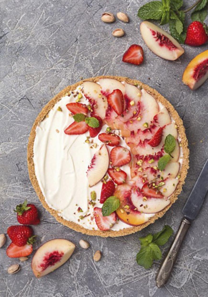 Tarte façon cheesecake au fromage frais, pêches et fraises