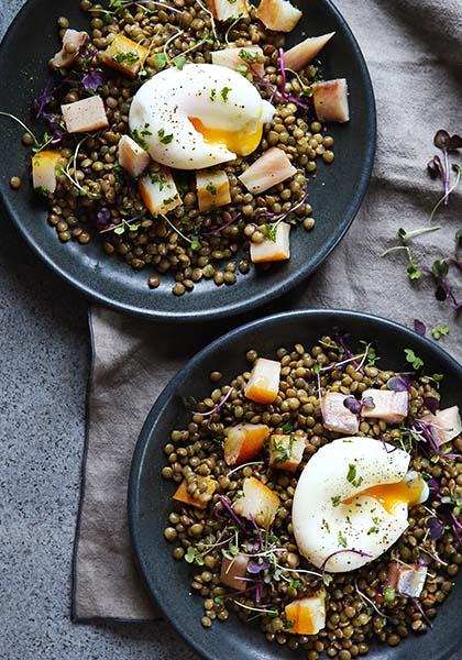 Lentilles vertes, œuf mollet et poisson fumé