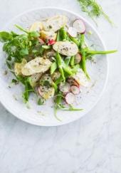 Salade de pommes de terre aux haricots verts et radis roses