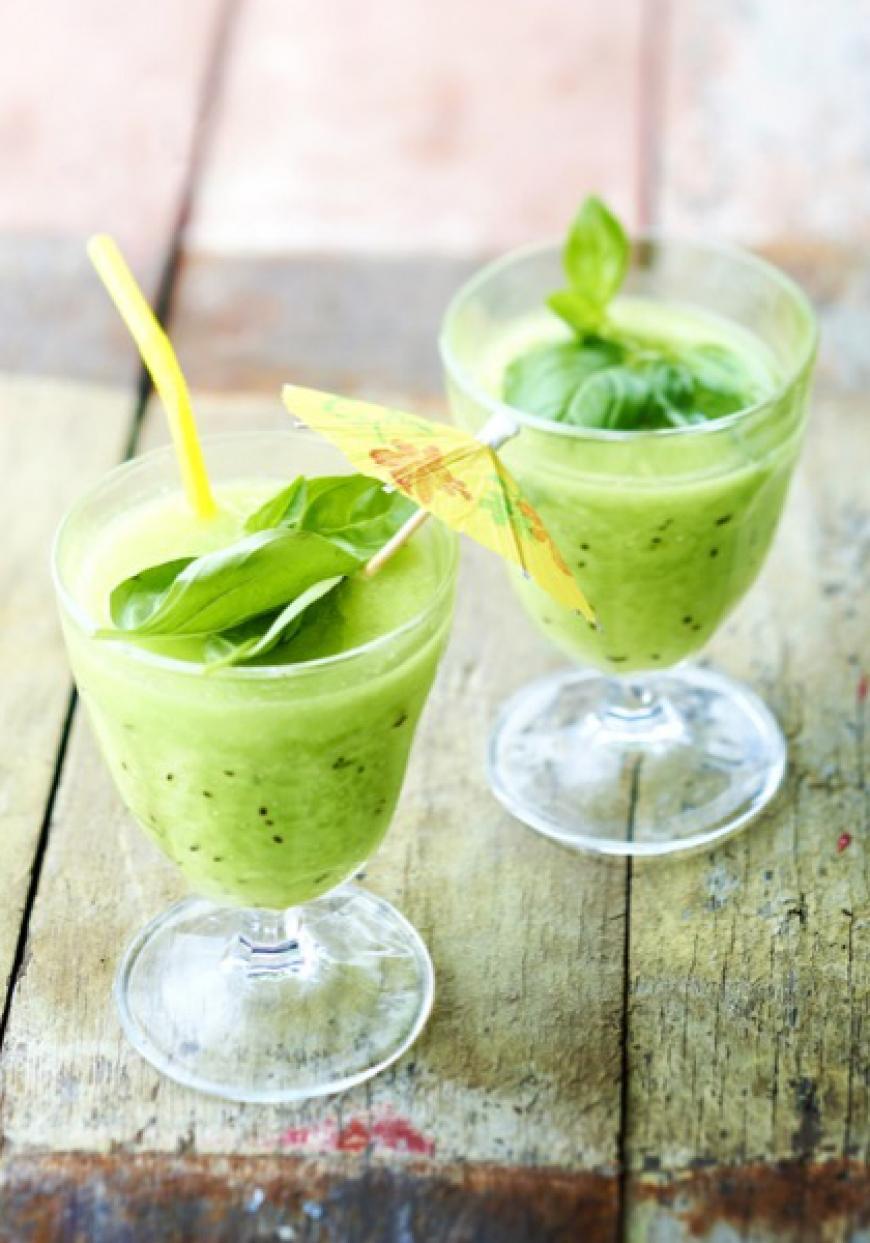 Smoothie pomme, basilic, kiwi au thé vert