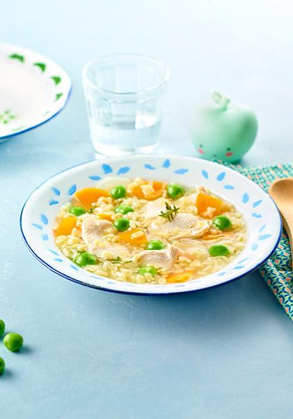 Soupe de poulet aux pâtes alphabet et aux légumes