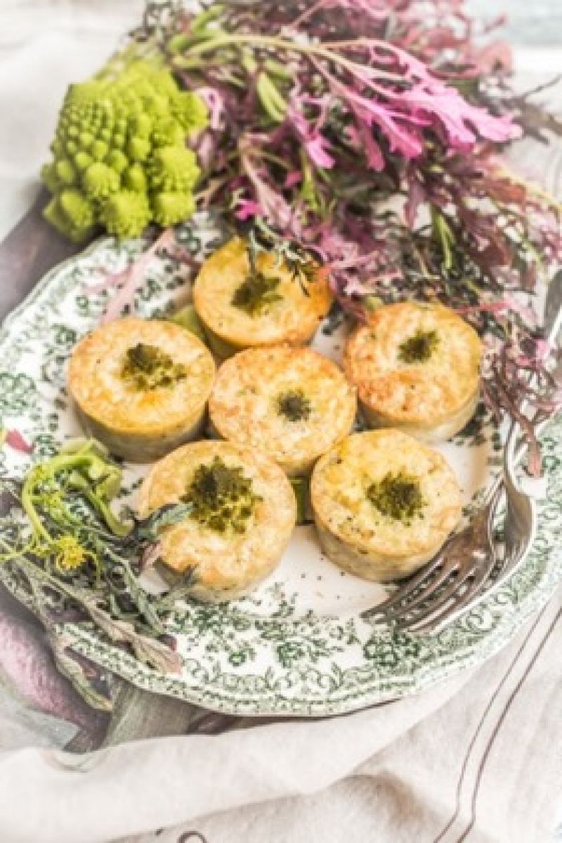 Mini gâteaux de légumes verts, ciboulette et pignon