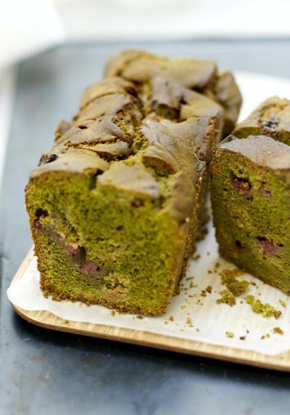 Cake au thé matcha et aux framboises