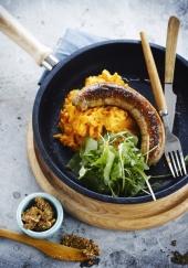 Saucisse paysanne, purée de carottes et roquette