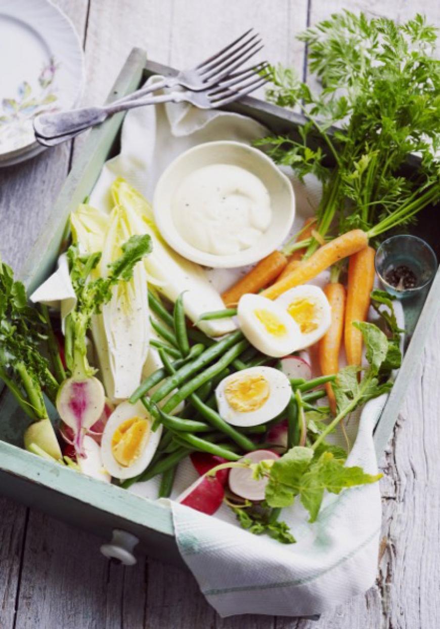 Salade croquante de légumes du jardin, sauce crémeuse aux anchois et à l’ail