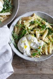 Salade de pâtes à la crème de citron, roquette et burrata