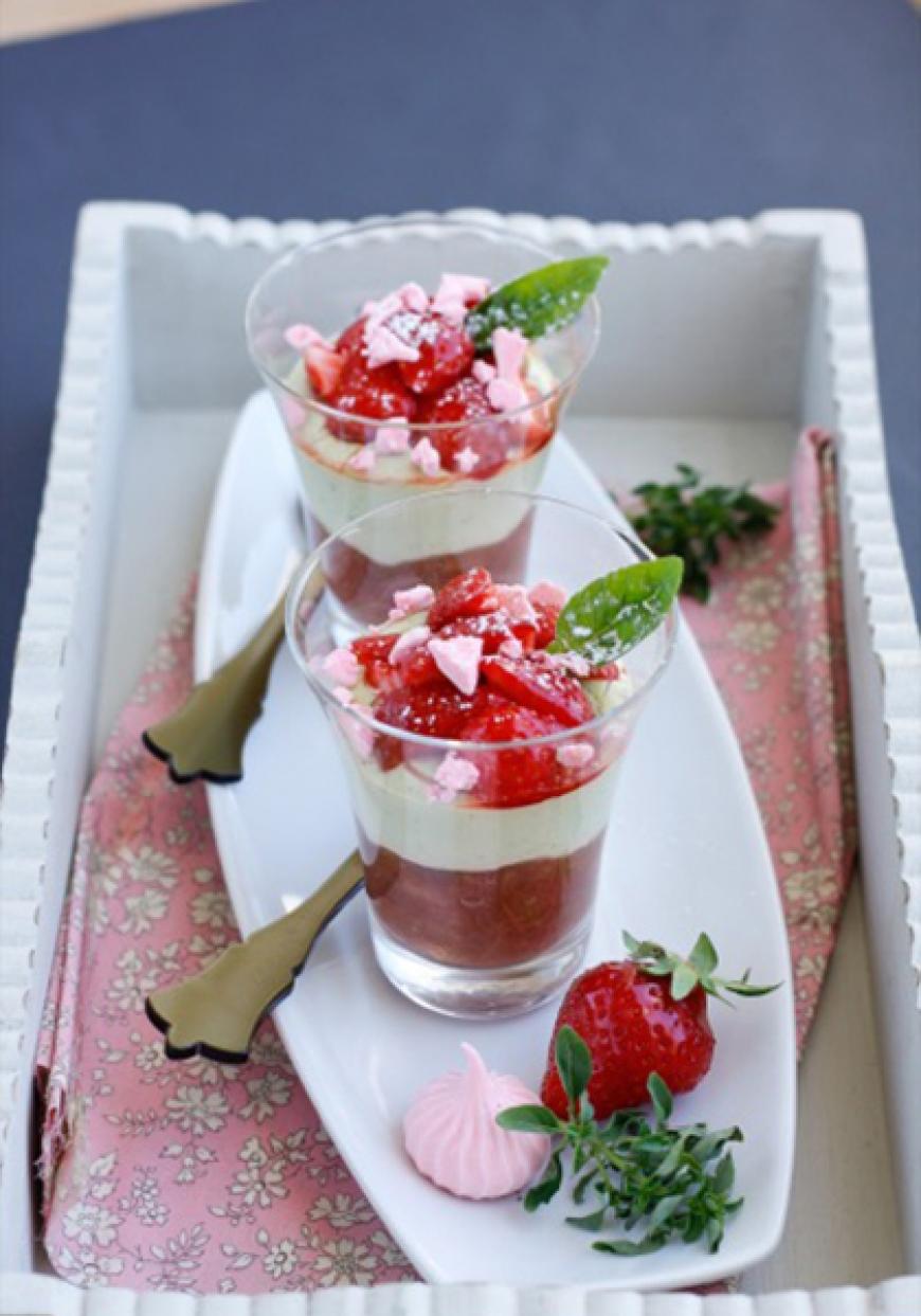 Verrine de compotée de rhubarbe, crème au basilic et fraises