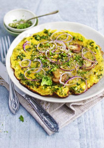 Omelette au chou kale, champignons et oignons rouges