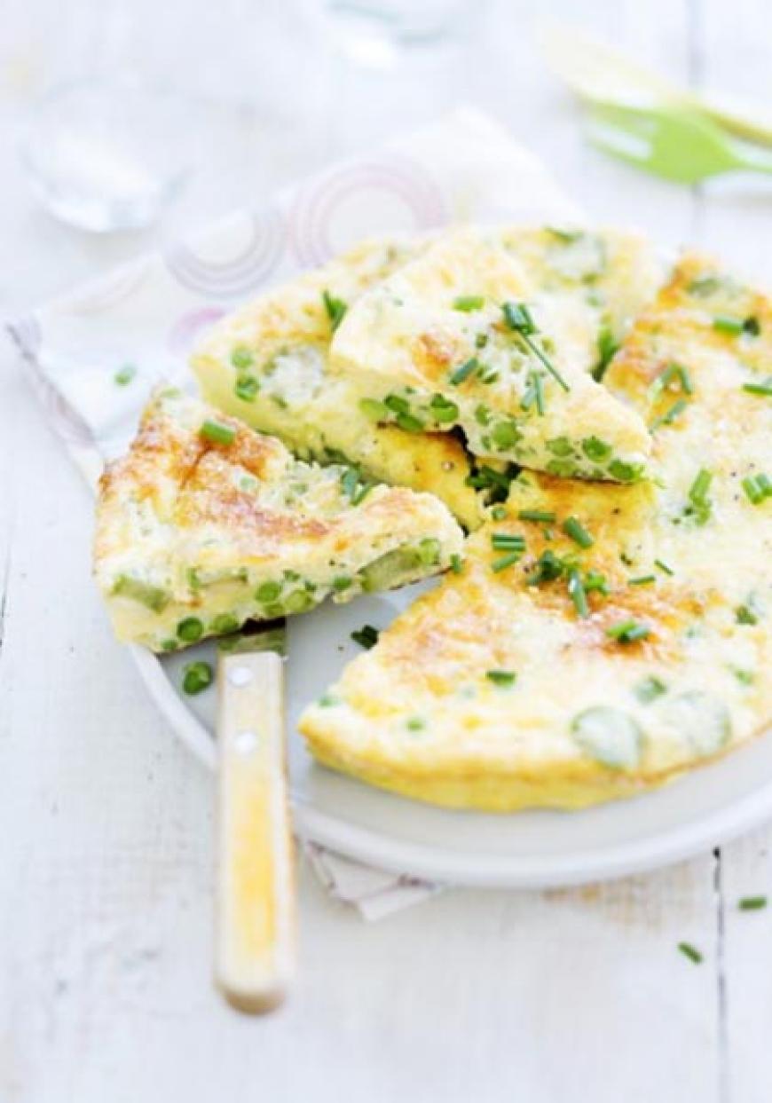 Tortilla aux asperges, petits pois et ciboulette