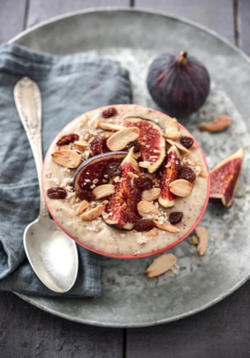 Smoothie bowl à la figue, aux raisins et aux amandes