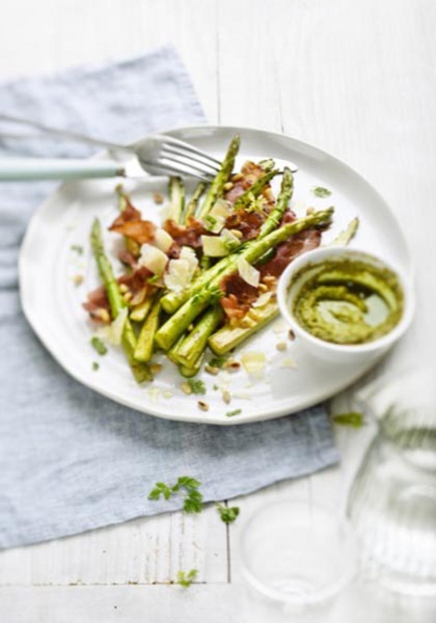 Asperges rôties, bacon, pignons et pesto