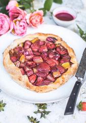 Tarte rustique à la rhubarbe et aux fraises