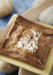 Galette de sarrasin aux oignons de Roscoff et saucisse de Molène